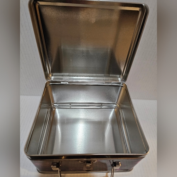 DC Legends of Tomorrow 100th episode collectable lunchbox - Picture 6 of 7